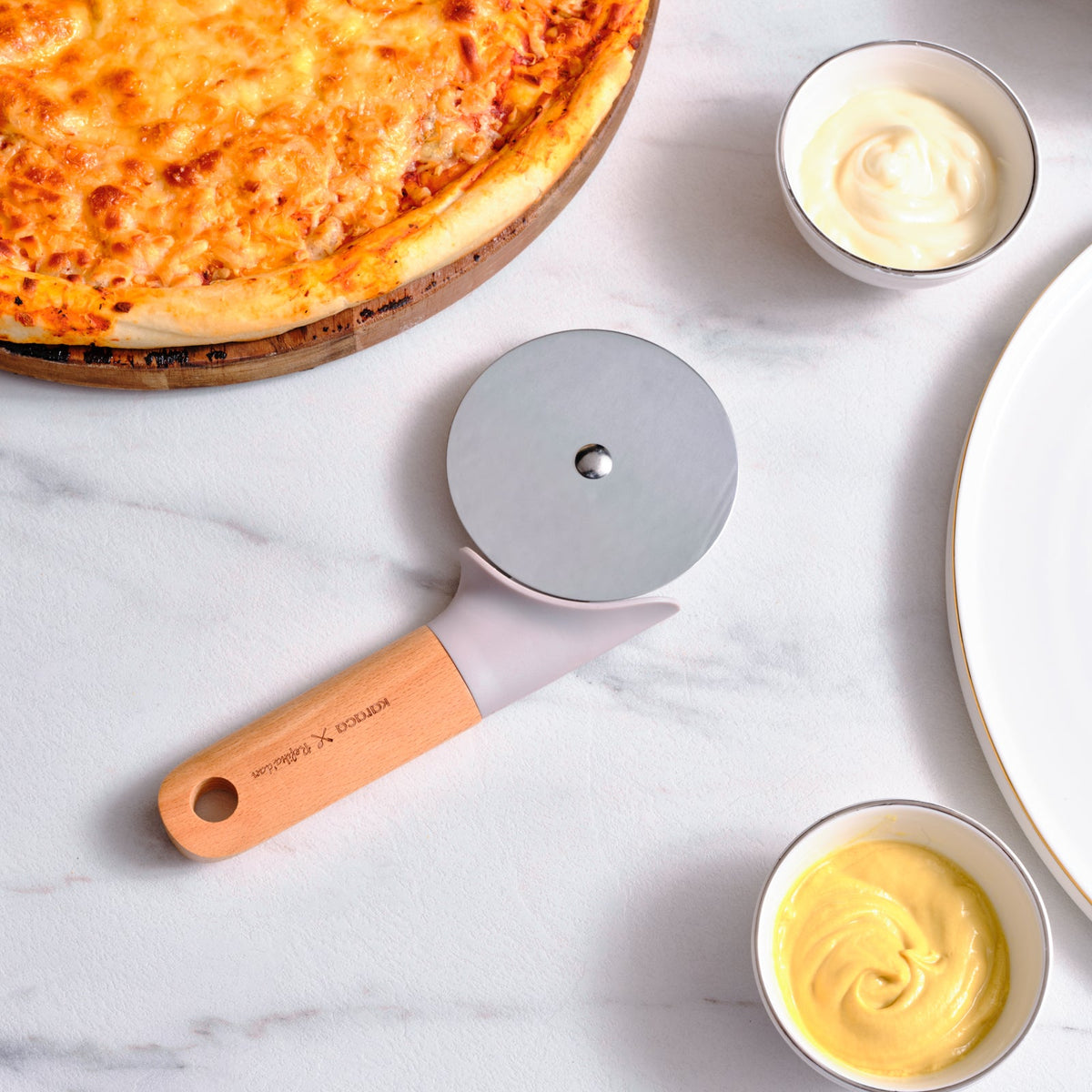 Karaca x Refika Gadgets Pizzasnijder met Houten Steel, Grijs