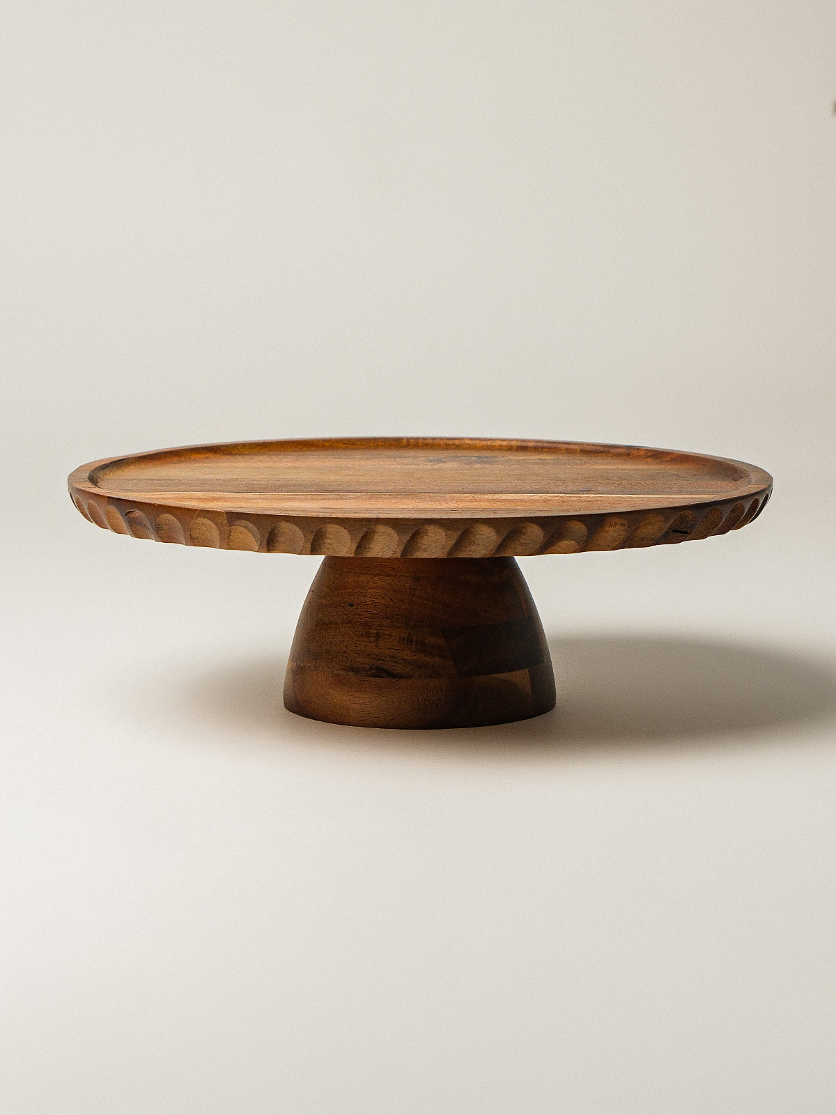 Coline acacia houten taartplateau op voet – 28 cm