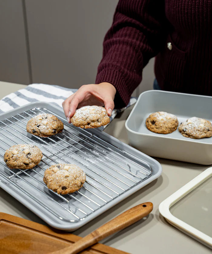 Bakplaat met afkoelrooster beige – PFAS-vrij, keramische antiaanbaklaag
