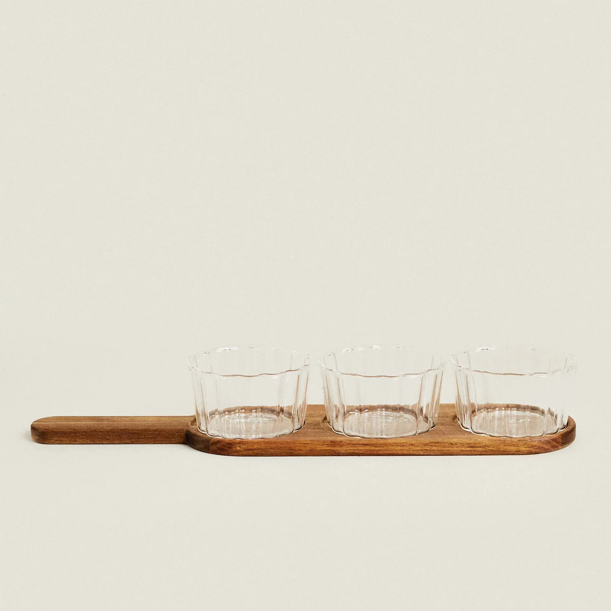Acacia houten serveerplank met 3 glazen kommen