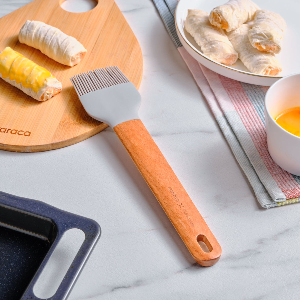 Karaca x Refika Gadgets Siliconen Bakkwast met Houten Steel, Grijs
