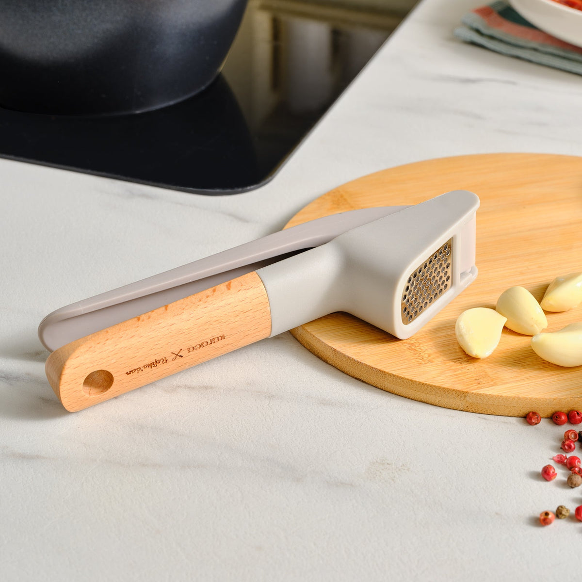 Karaca x Refika Gadgets Knoflookpers met Houten Steel, Grijs