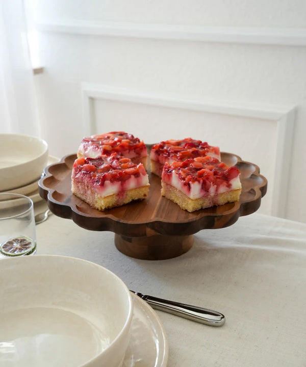 Acacia Bloom taartplateau rond 30 cm – houten cakestandaard met bloemrand