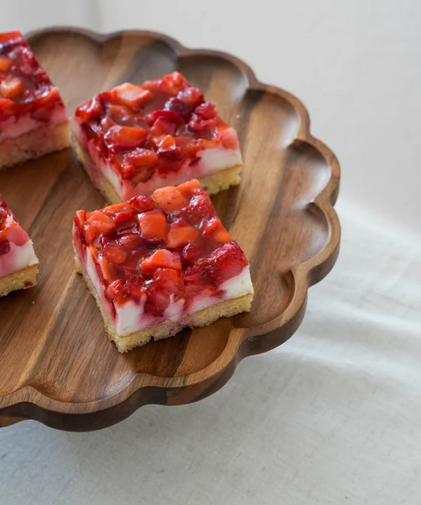 Acacia Bloom taartplateau rond 30 cm – houten cakestandaard met bloemrand