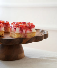 Acacia Bloom taartplateau rond 30 cm – houten cakestandaard met bloemrand