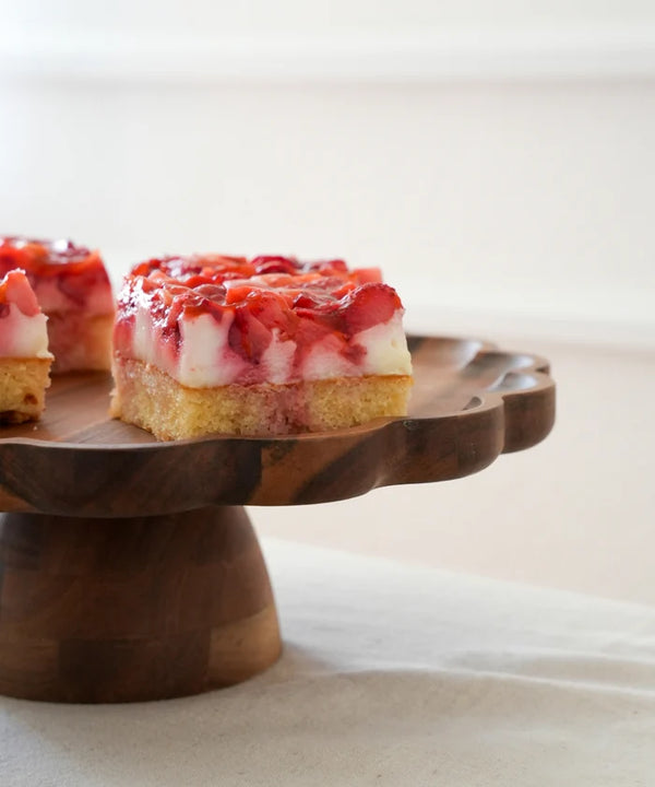 Acacia Bloom taartplateau rond 30 cm – houten cakestandaard met bloemrand