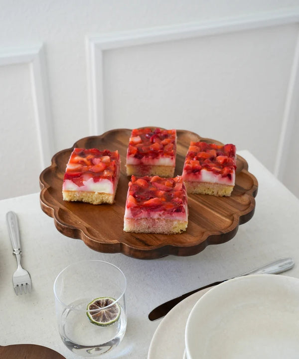 Acacia Bloom taartplateau rond 30 cm – houten cakestandaard met bloemrand