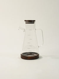 Kesten glazen oliefles met acacia deksel en houder | 900 ml