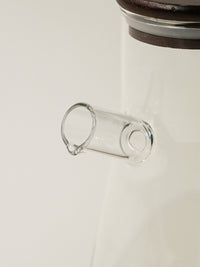 Kesten glazen oliefles met acacia deksel en houder | 900 ml