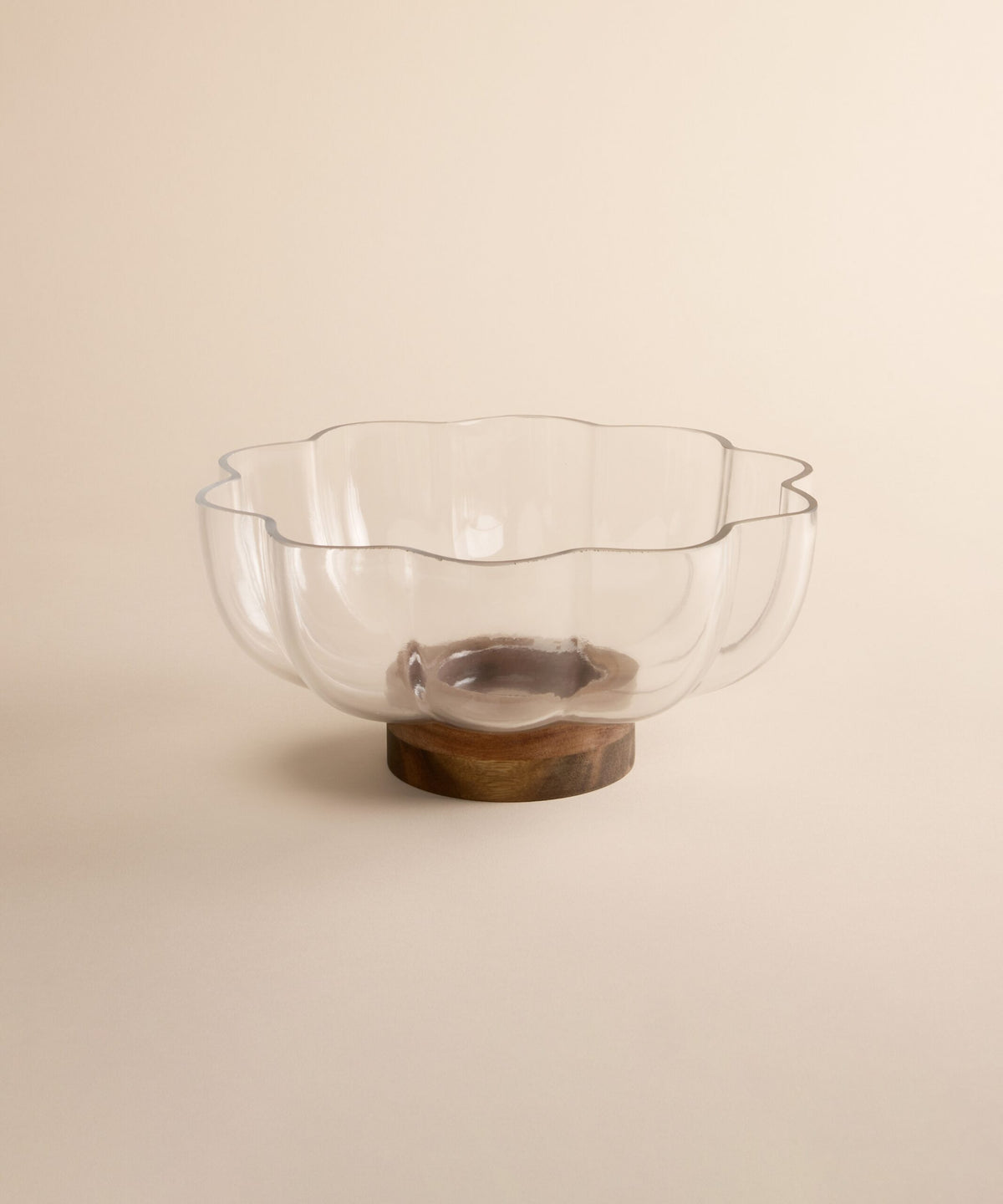 Cloudy glazen schaal met acaciahouten voet