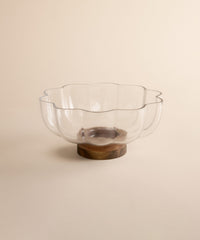 Cloudy glazen schaal met acaciahouten voet
