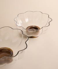 Cloudy glazen schaal met acaciahouten voet