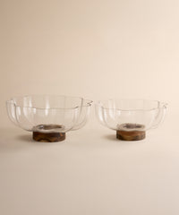 Cloudy glazen schaal met acaciahouten voet