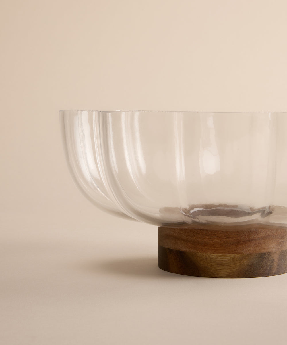 Cloudy glazen schaal met acaciahouten voet