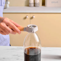 Karaca x Refika Gadgets 3-in-1 Flesopener met Houten Steel, Grijs