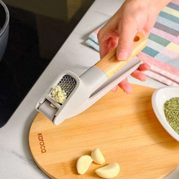 Karaca x Refika Gadgets Knoflookpers met Houten Steel, Grijs