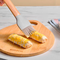 Karaca x Refika Gadgets Siliconen Bakkwast met Houten Steel, Grijs