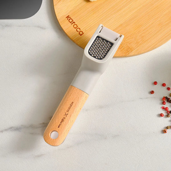 Karaca x Refika Gadgets Knoflookpers met Houten Steel, Grijs
