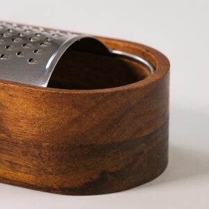 Rvs rasp met acacia houten opvangbakje