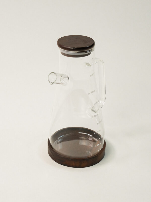 Kesten glazen oliefles met acacia deksel en houder | 900 ml