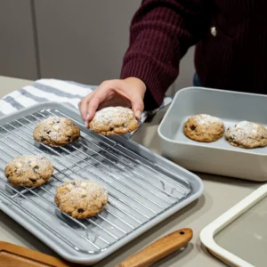 Bakplaat met afkoelrooster beige – PFAS-vrij, keramische antiaanbaklaag